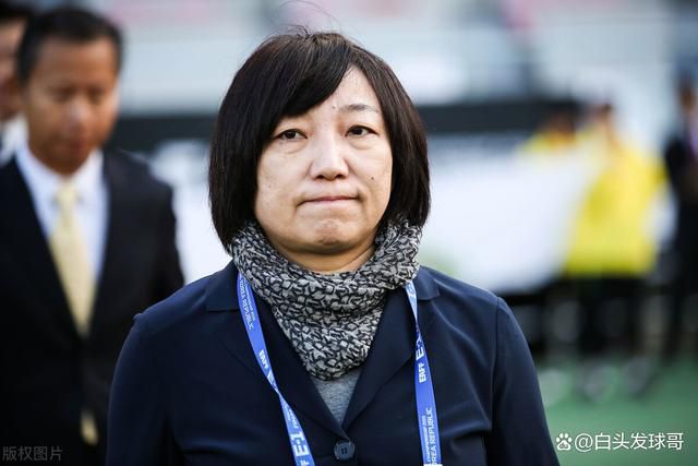 动漫女被男扒衣服吃胸视频