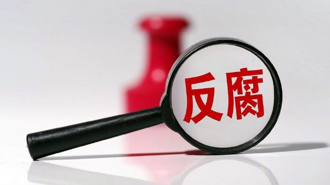 在电影一开篇，李善德背着小书包，然后站在城楼下，剧组那会儿的代号就是“到北京”，要去对应角色大学毕了业，走出车站，看着北京的这些建筑的状态。