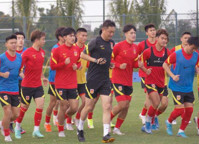 《狂野飞车》曝“狂飙”海报 飙车大战一触即发 2015-08-12 飙车电影《狂野飞车》发布“狂飙”版海报，几辆重量级越野改装车在沙漠中叱咤翻滚，碾压而过！