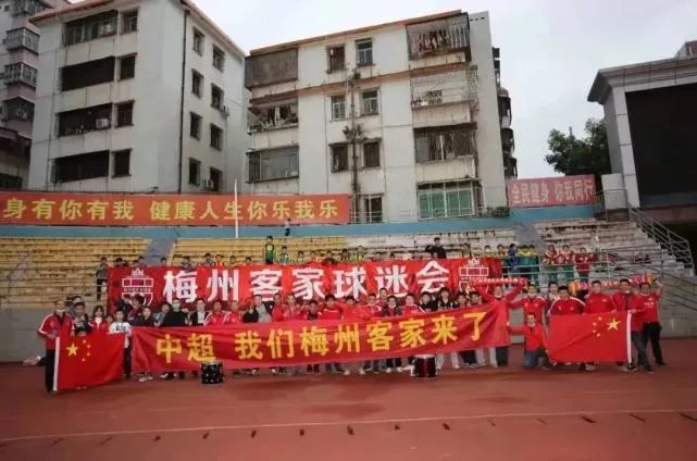 然而之后，“天使”本人的生活素颜照被曝光，不少人大喊落差太大，也有人认为素颜同样清新动人，在 父爱如山！