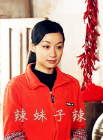 现场舒淇身穿深V连体裤披外套亮相，性感胸线若隐若现，还站在产品展示柜旁拍照代言可算尽职尽责。