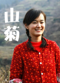 柔和的光晕围绕着马丽，眼神中流露出母爱光芒，画面温馨有爱。