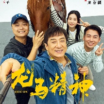 当晚，周冬雨身着黄色长礼服搭配精致的妆容优雅亮相，尽显轻熟气质。